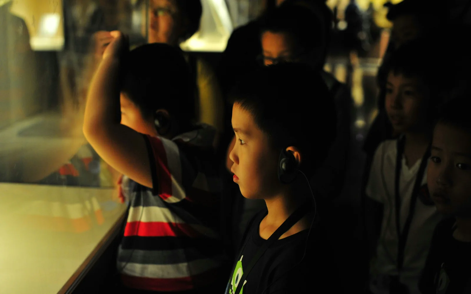 Child exploring adapted content during a cultural visit.